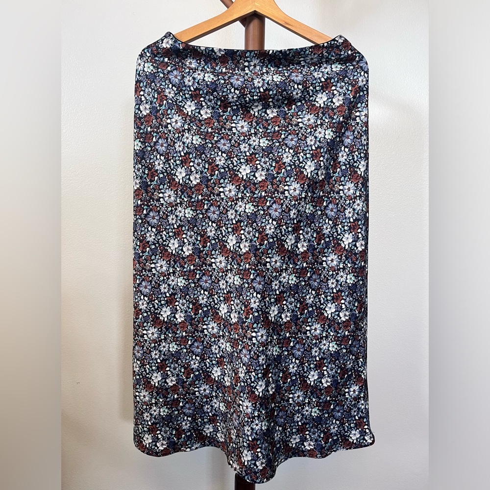 LOFT Blue Floral Satin Elastic Waist Midi Skirt. 🌼